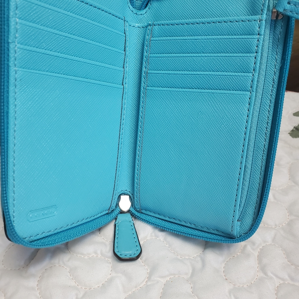 COACH small leather wristlet . - Picture 8 of 14